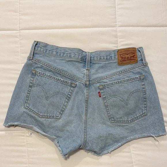 Levi’s light wash denim jean shorts - Picture 2 of 2